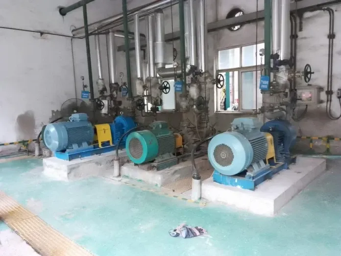 EHIK pump sets installed among existing chemical-process piping at Jingbao Xinao Chemical.