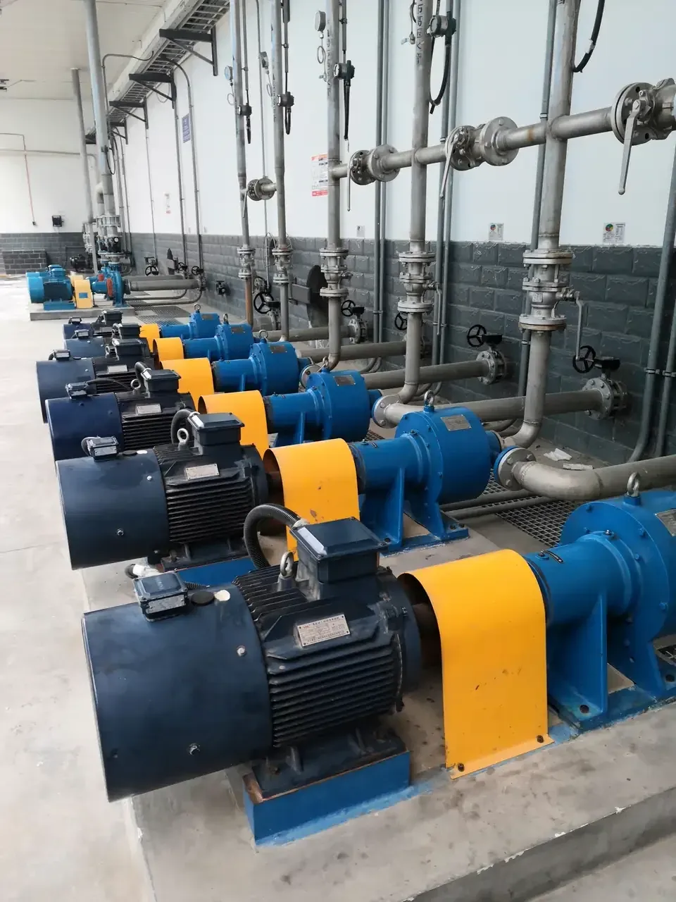 Bộ bơm ống Pitot nối với đường ống quá trình.