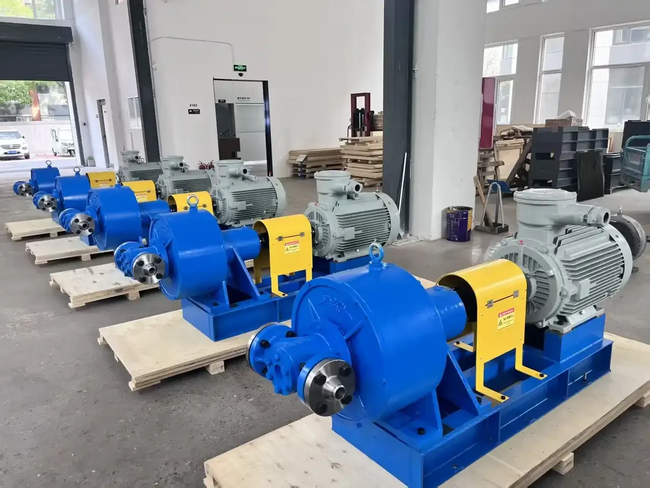 Bộ bơm ống Pitot EHIK với động cơ và tấm che khớp nối màu vàng bố trí trong nhà xưởng.