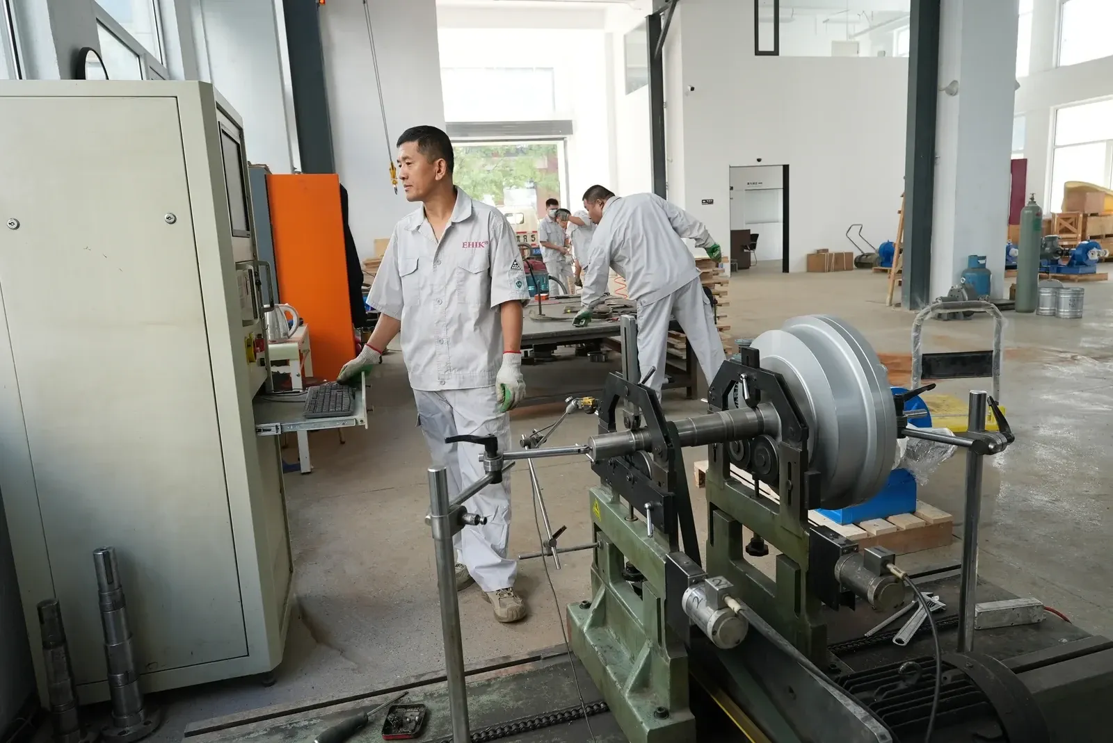 An EHIK rotor assembly on a dynamic balancing machine, with an operator alongside the equipment.