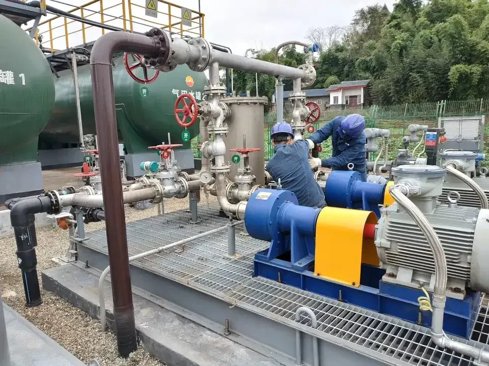 Cụm bơm lắp tại hiện trường với hai bơm ống Pitot, đường ống nối, van và thiết bị đo.